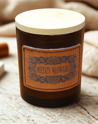 Między Słowami 250g - świeca sojowa z grawerowaną skórzaną etykietą, Luscento