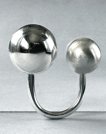 Duży pierścionek otwarty z srebrnymi kulkami 20 mm i 12 mm, SHAMBALA