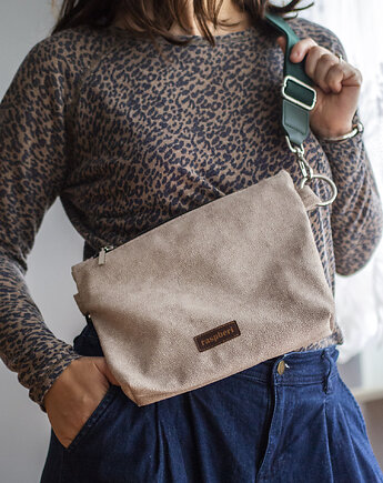 Beżowa prosta kopertówka z weluru, raspberi