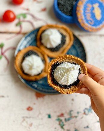 Szydełkowy czarny kawior z blinami, Misio Zdzisio