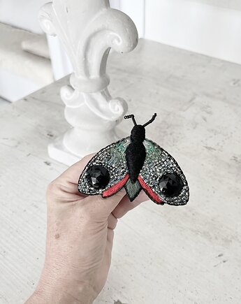 Broszka ĆMA 18 ręcznie haftowana przypinka owady motyle, HAART