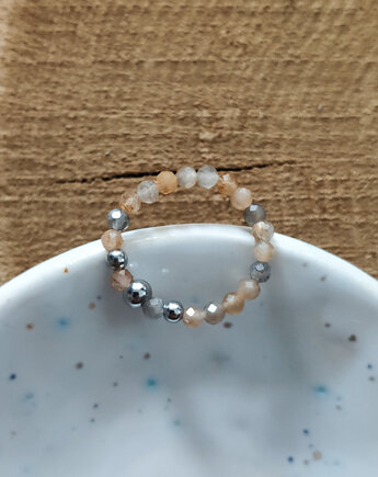 Pierścionek z kamieniem słonecznym, REVEAL