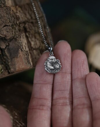 Mini wisiorek wydra z muszelką ze srebra 925, Cztery Humory