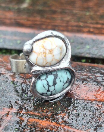 Biel z błękitem - pierścionek regulowany, po drugiej stronie lustra