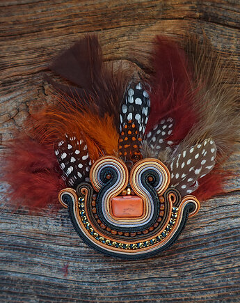 Brązowa broszka soutache z piórami, Mró Soutache