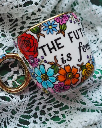 Ręcznie malowany kubek w kwiaty z napisem KOBIETA, ka.linea