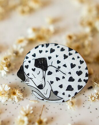 Broszka pies w  serduszka, Pintura