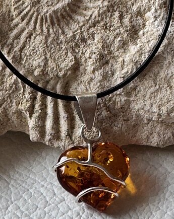 Bursztynowe serce oplecione srebrem na WALENTYNKI  na czarnym rzemieniu,, Ade Art