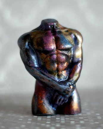 Tęczowy mężczyzna w kolorach metalicznych, rzeźba z gipsu, JBJart Justyna Jaszke