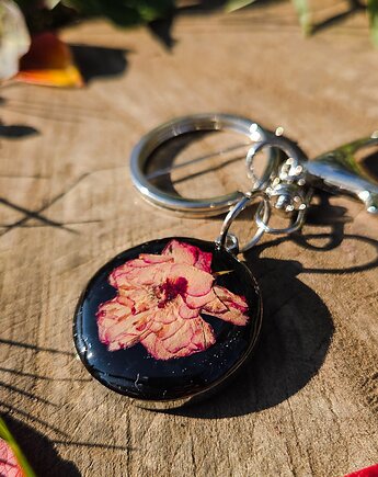 Breloczek z płatkami róży, Figa handmade accessories