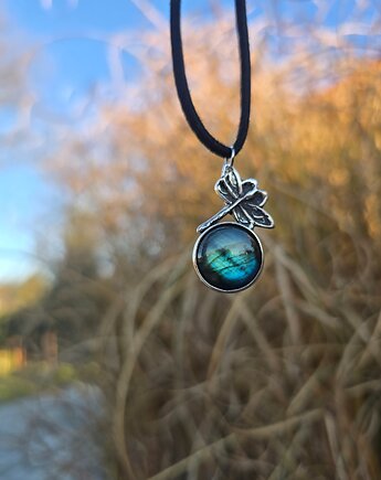 Naszyjnik z labradorytem i ważką, Dziki Królik