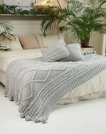 Dzianinowy pled z pomponami 130x195cm. Wykonany ręcznie, CozyHomeDG