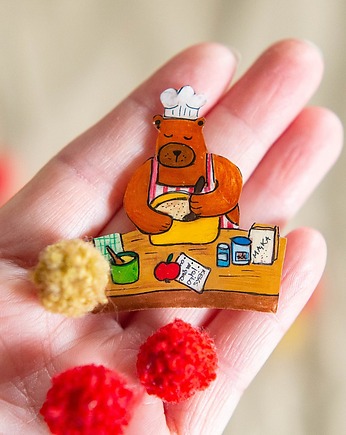 Broszka z gotującym Misiem Zbysiem, Pintura