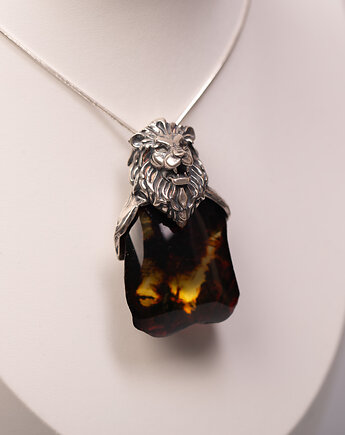 Wisior z naturalnym bursztynem bałtyckim i srebrnym lwem, Amber by Baco