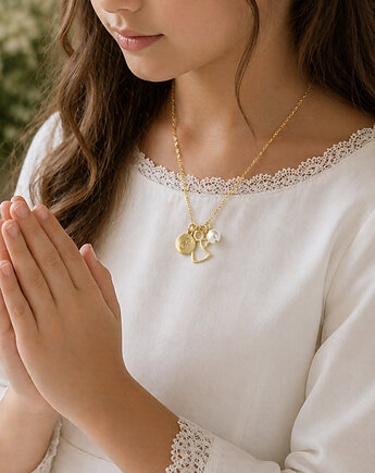 Naszyjnik z okazji KOMUNII aniołek i literka, Anemon Atelier