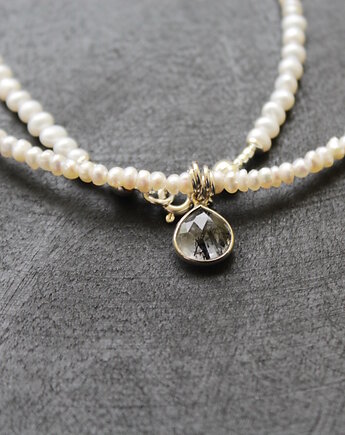 Perłowa naszyjnica z zawieszką, fado