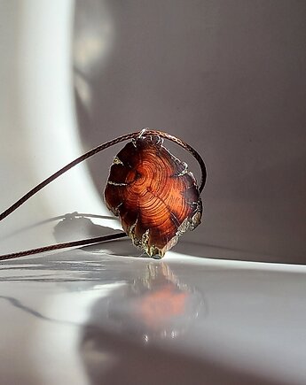 Wisiorek z drewna dębu uderzonego piorunem z pirytem, mazuni