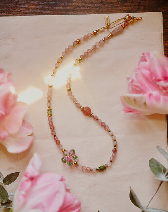 Marletka, naszyjnik z kwarcem truskawkowym i kwiatem, Okruszek Biżuteria