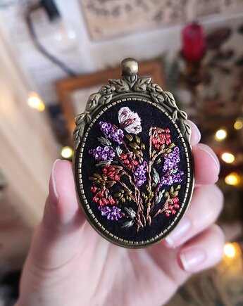 Haftowana zawieszka z kwiatami i motylem, Czarownicze Hafty