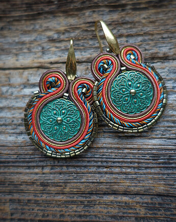 Małe kolczyki sutasz z ozdobnym guzikiem, Mró Soutache