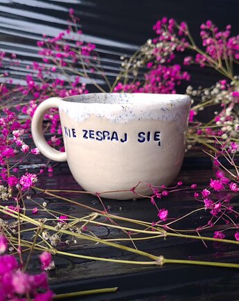 Kubek ceramicznyz napisem "Nie zesraj się", as ceramika