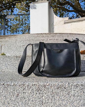 Czarna skórzana torebka listonoszka, Łagoda