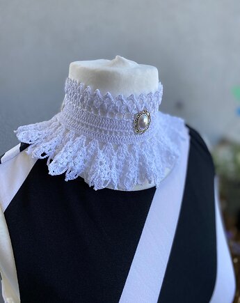 Koronkowy biały choker bogato marszczony z delikatną ozdobą, Księżycowa ćma