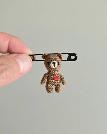 Miś miniaturka przypinka, broszka, mimimali