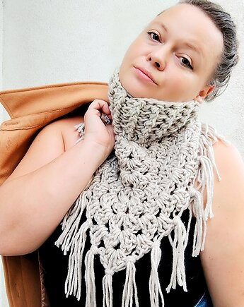 Komin w kolorze złamanej bieli , KnotedThreadAtelier