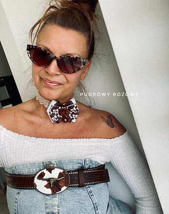 Kolekcja Kwiatowa   Brosza z kwiatem i perłą w kolorze brązowym, Pudrowy Różowy