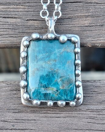 Apatyt - wisiorek, po drugiej stronie lustra