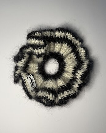 Black & white crochet scrunchie., A MANO studio