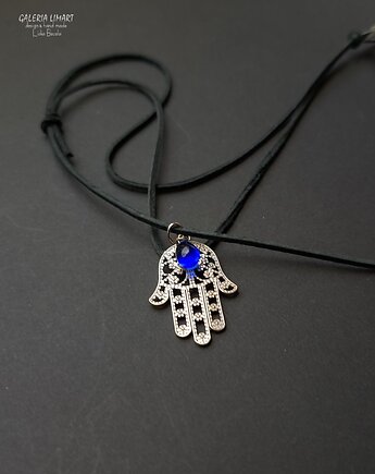 Z hamsą chroniącą od zła. Uroczy wisiorek  z ręką Fatimy i kryształkiem, Galeria Limart