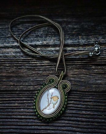Wisiorek z rudzikiem, Mró Soutache