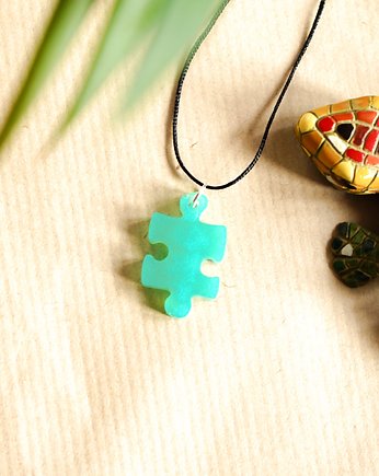 Turkusowy wisiorek puzzel  świecący w ciemności i UV handmade 2,8 cm, Akrylove art