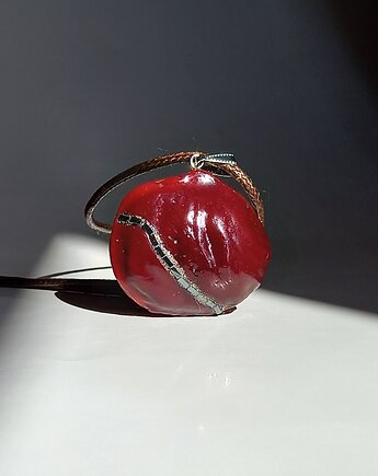 Wisiorek z egzotycznej pestki z hematytem