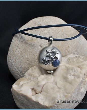 Srebrny medalion sekretnik z dumortierytem, An Artisan Nova