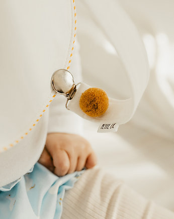 Zawieszka do smoczka z pomponem Biała + Miós, PETITE OIE