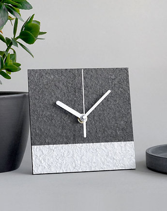 Minimalistyczny zegar stojący z papieru z recyklingu, STUDIO blureco