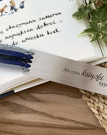 Kto czyta książki, żyje podwójnie, Hundred Bookmarks