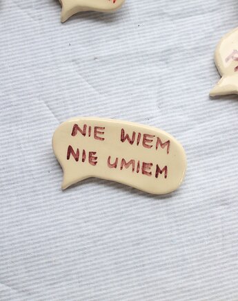 Broszka ceramiczna z napisem NIE WIEM NIE UMIEM, m2k studio