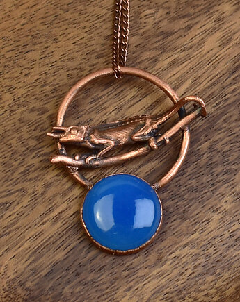 Miedziany wisiorek z niebieskim chalcedonem i kameleonem, Metal Earth Jewelry
