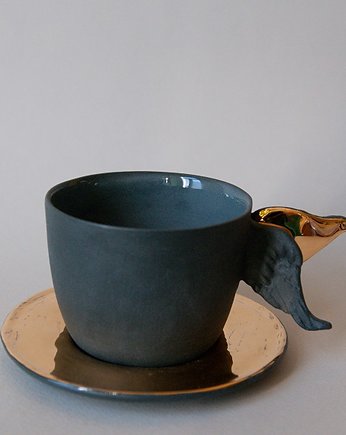 Filiżanka ze skrzydłami i złotym spodkiem, Pangzi Ceramics