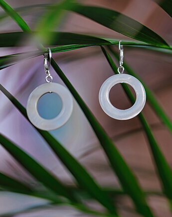 Minimalistyczne białe kolczyki kółka z masy perłowej, All My Jewelry