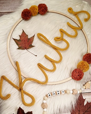 Imię z włóczki, ozdoba do pokoju dziecka na kole, Włóczkopis