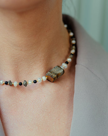 Choker z Surowego Tygrysiego Oka Pirytu i Pereł, w hand works