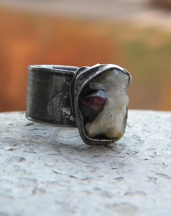 Granat w kwarcycie    - pierścionek, Beata Trotter