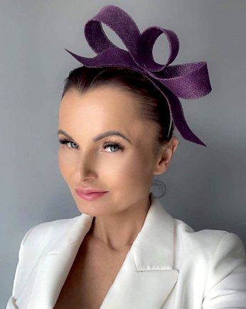 Fascynator fioletowy śliwkowy, MONIKA SAXTON LUXURIOUS MILLINERY