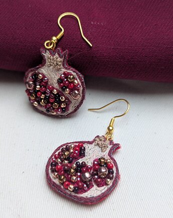 Owoc granatu - ręcznie wyszywane kolczyki z piórami wiszące, Papaya