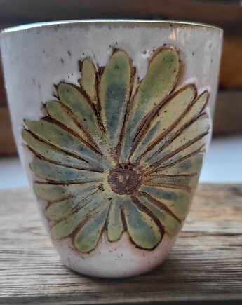 Ceramiczny kubek z kwiatem, ArtByLeika